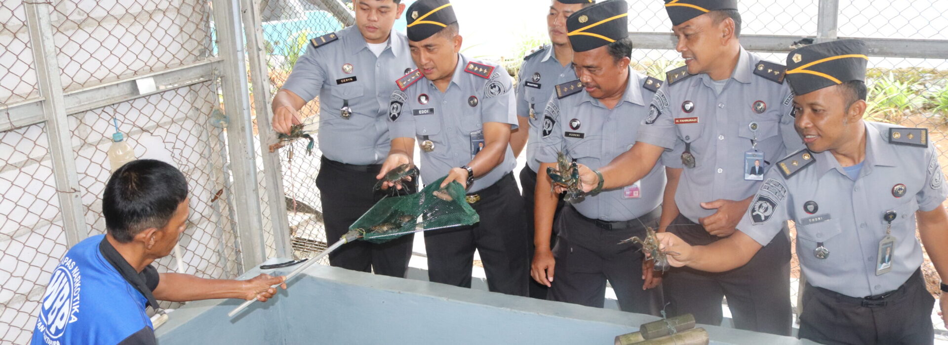 Dukung Ketahanan Pangan, Kalapas Narkotika Karang Intan Tinjau Budidaya Lobster Air Tawar