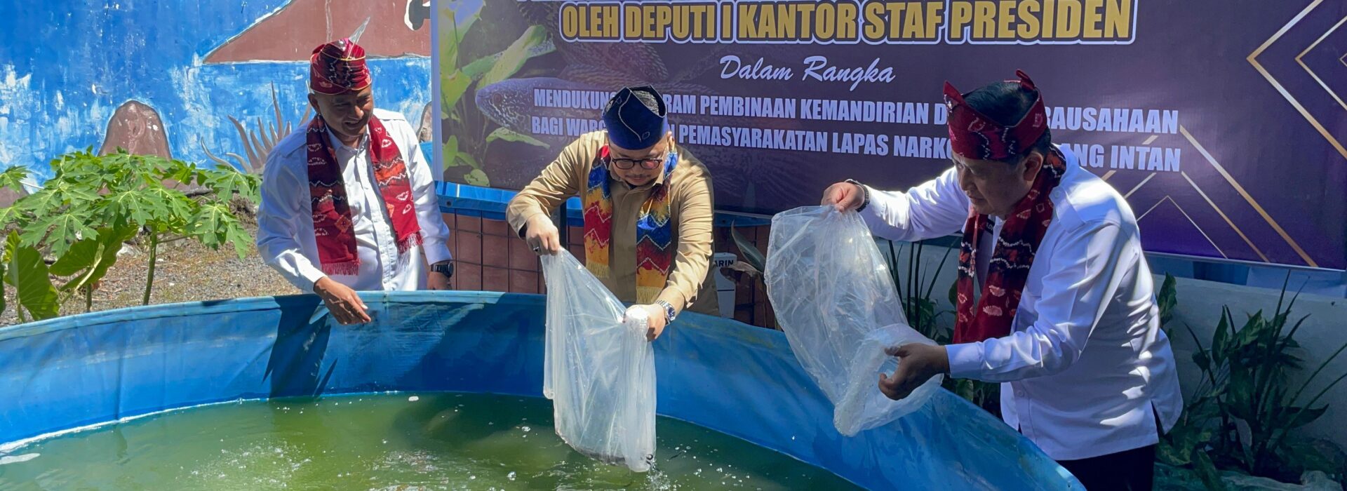Tebar 5.000 Bibit Ikan Haruan, Tim KSP RI Dukung Program Perikanan Lapas Narkotika Karang Intan