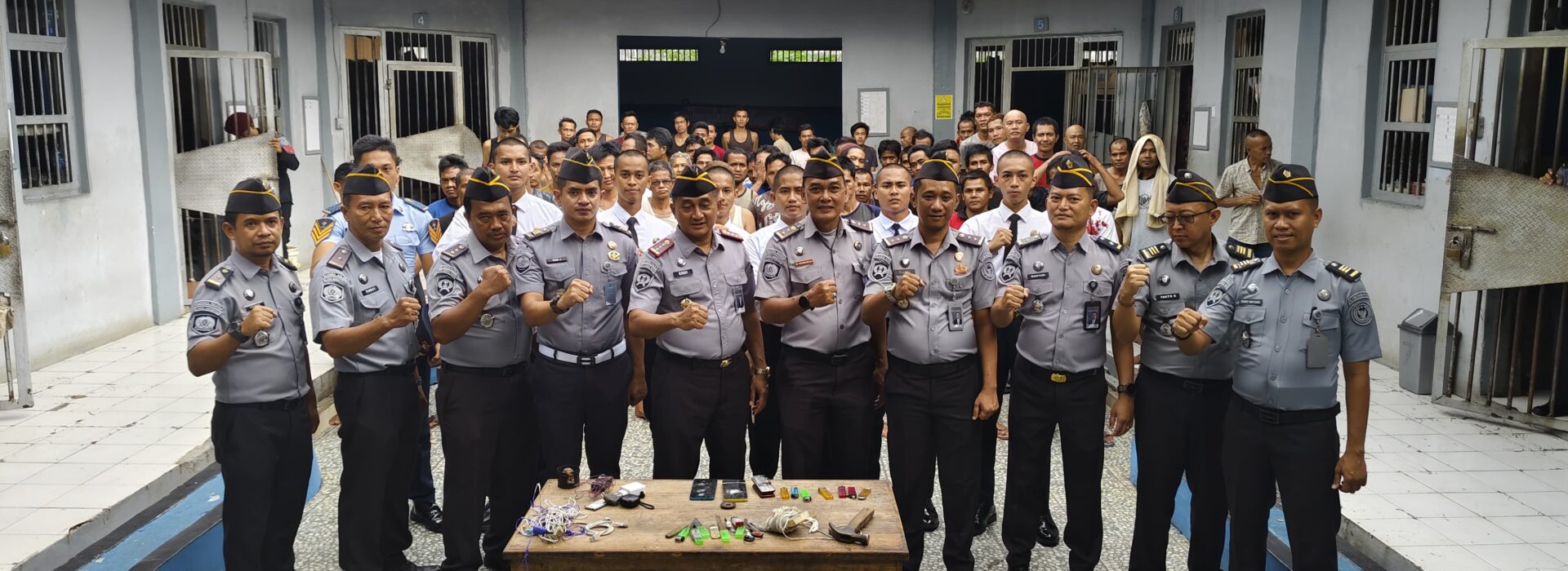 Lapas Narkotika Karang Intan Gelar Rapat Tindak Lanjut Arahan Dirjenpas dan Laksanakan Penggeledahan Rutin Blok Hunian