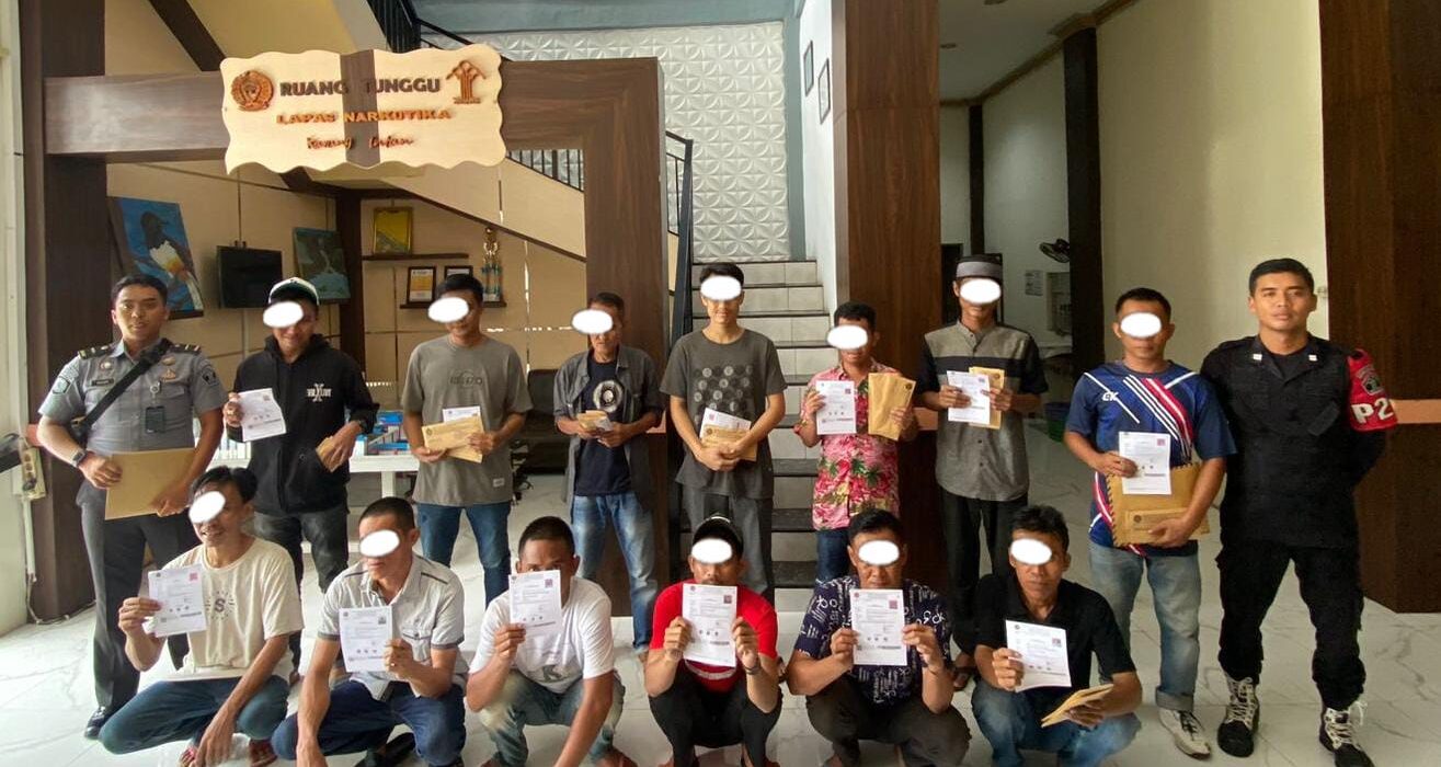 Wujud Nyata Sistem Pemasyarakatan, 13 WBP Lapas Narkotika Karang Intan Diberi Kesempatan Kembali ke Masyarakat