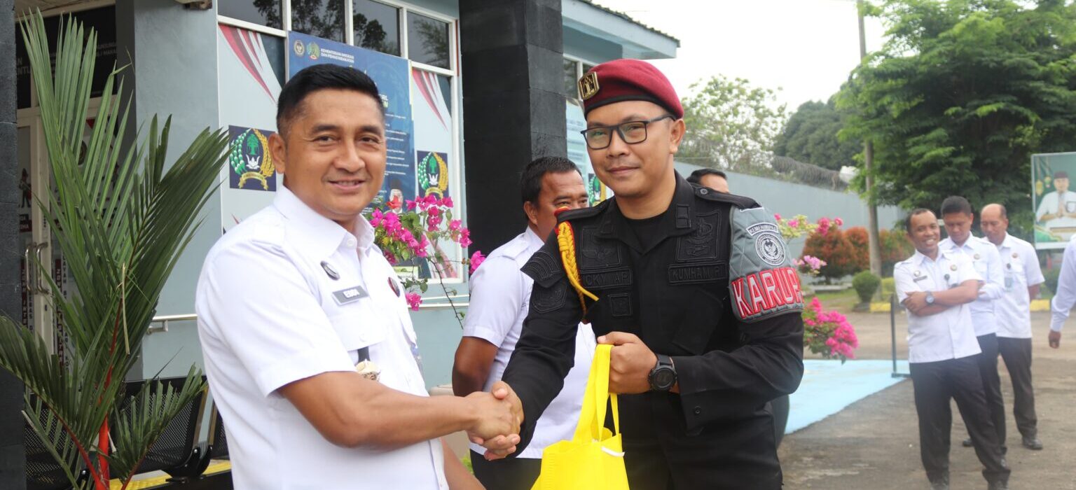 Jaga Stamina Petugas, Lapas Narkotika Karang Intan Bagikan Suplemen Daya Tahan Tubuh bagi Pegawai Piket Malam