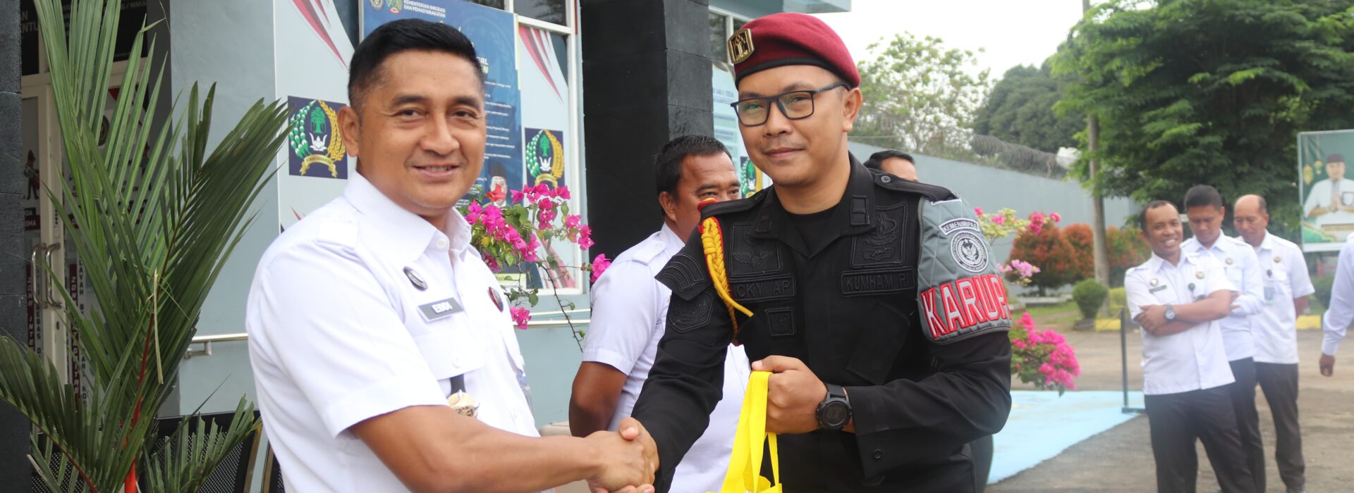 Jaga Stamina Petugas, Lapas Narkotika Karang Intan Bagikan Suplemen Daya Tahan Tubuh bagi Pegawai Piket Malam