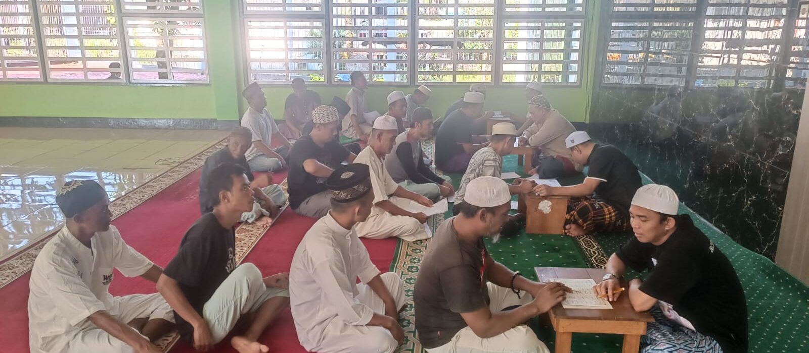 Warga Binaan Lapas Narkotika Karang Intan Dalami Al-Qur’an, Ikuti Pembelajaran Baca Tulis di Masjid At-Taubah