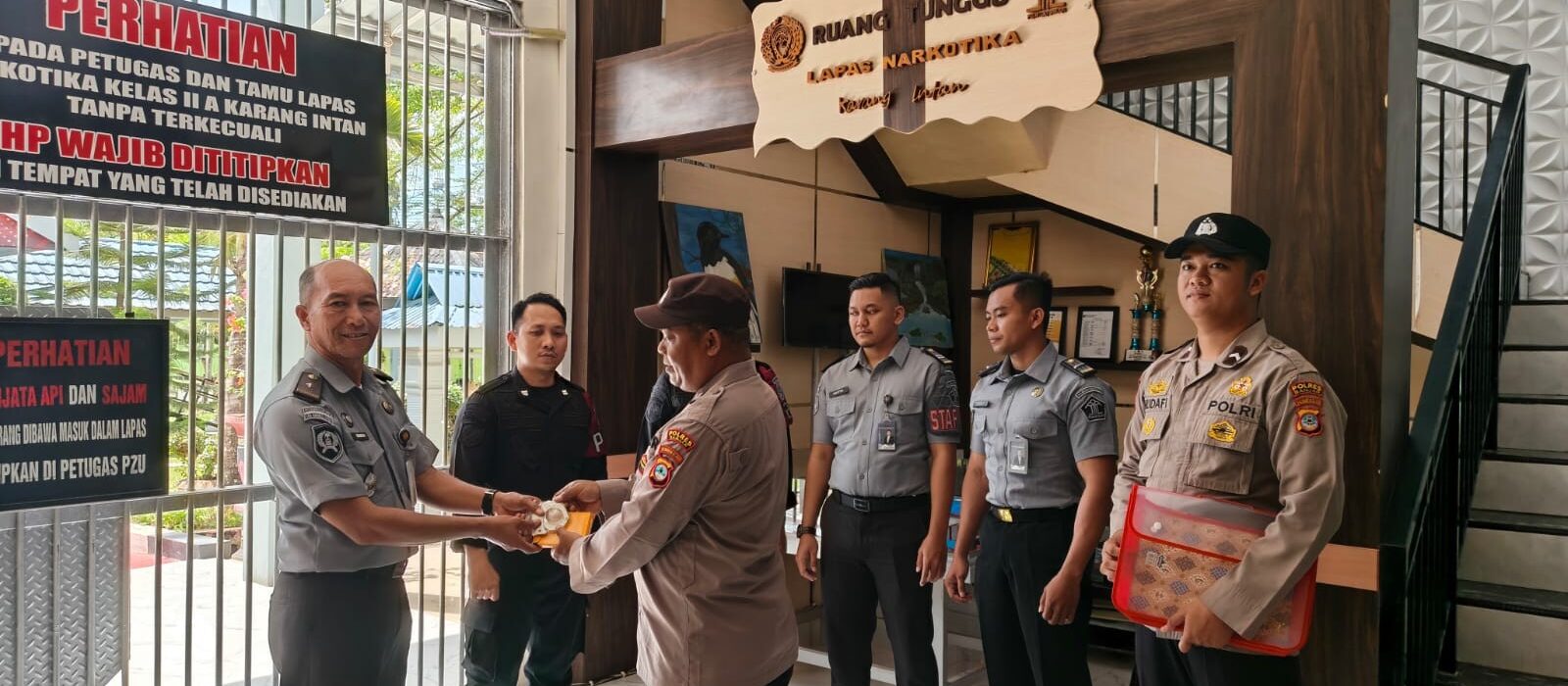 Serah Terima Borgol, Lapas Narkotika Karang Intan Perkuat Sinergi Pengamanan Bersama Polres Banjar