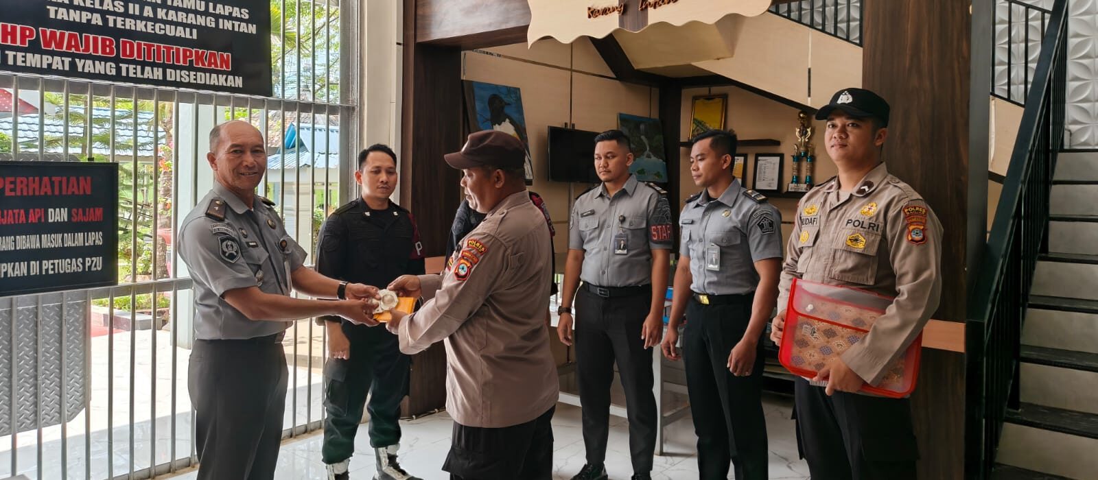 Serah Terima Borgol, Lapas Narkotika Karang Intan Perkuat Sinergi Pengamanan Bersama Polres Banjar