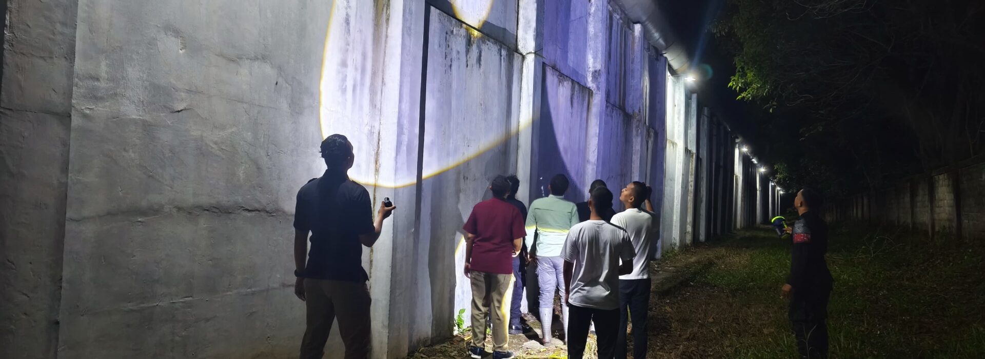 Pastikan Keamanan Tetap Terjaga, Petugas Lapas Narkotika Karang Intan Laksanakan Kontrol Keliling Dini Hari