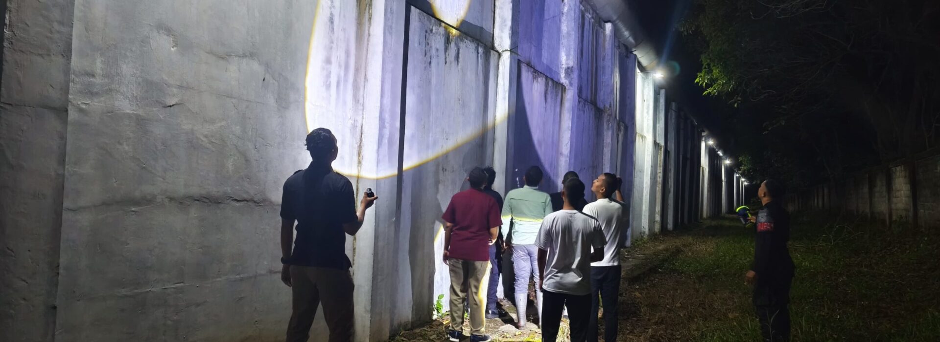 Pastikan Keamanan Tetap Terjaga, Petugas Lapas Narkotika Karang Intan Laksanakan Kontrol Keliling Dini Hari