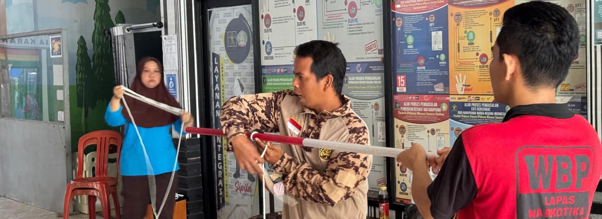 Bekali Kemandirian dan Keterampilan, WBP Lapas Narkotika Karang Intan Ikuti Pelatihan Pionering dan Tali-Menali bersama Kwarcab Banjar