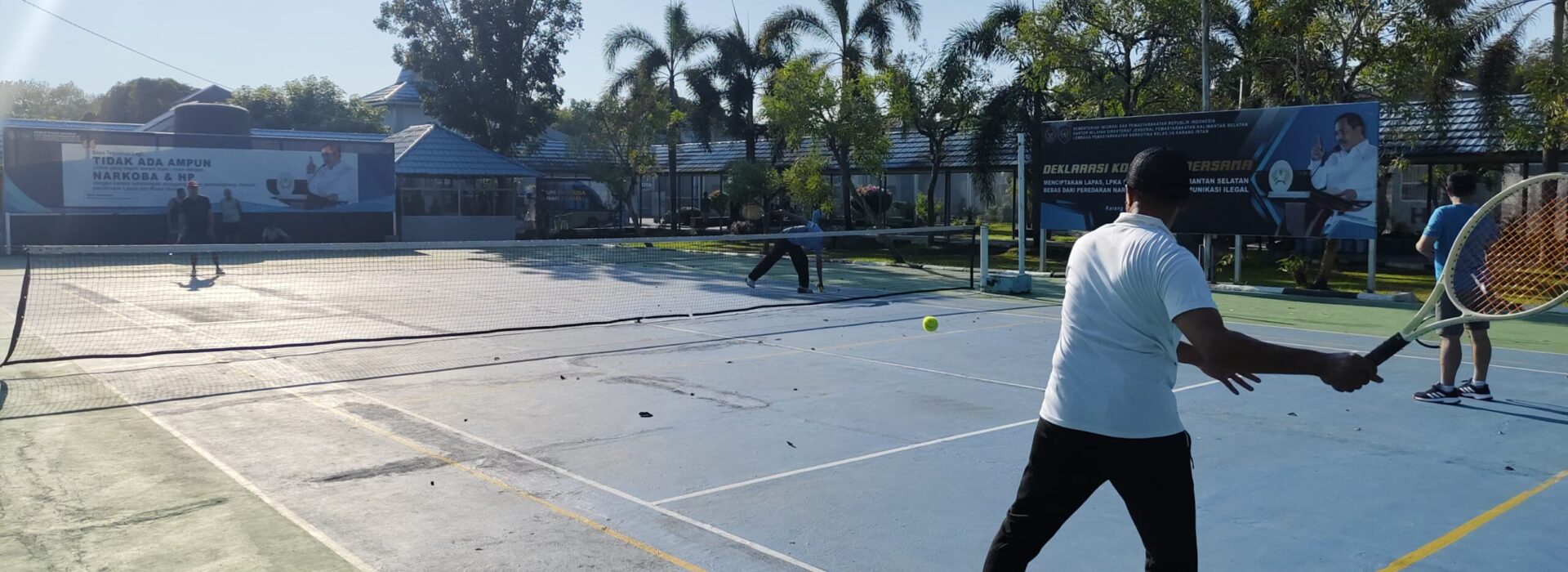 Petugas dan Warga Binaan Lapas Narkotika Karang Intan Semarakkan Pagi dengan Olahraga Tenis Lapangan