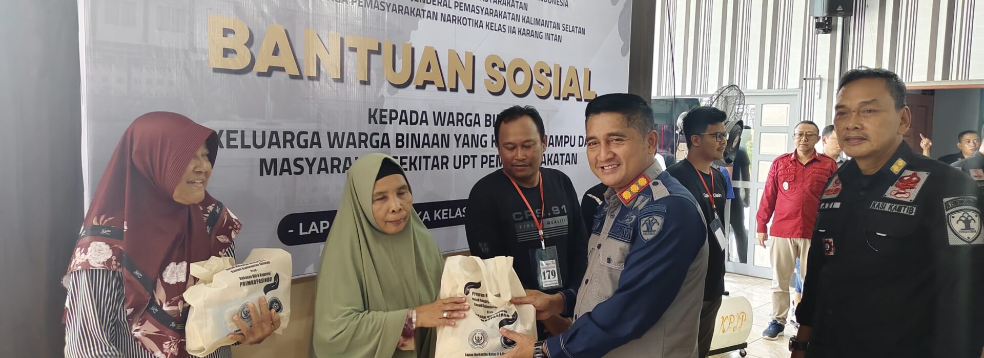 Pemasyarakatan Peduli, Lapas Narkotika Karang Intan Salurkan Bantuan Sembako bagi Keluarga WBP dan Warga Sekitar