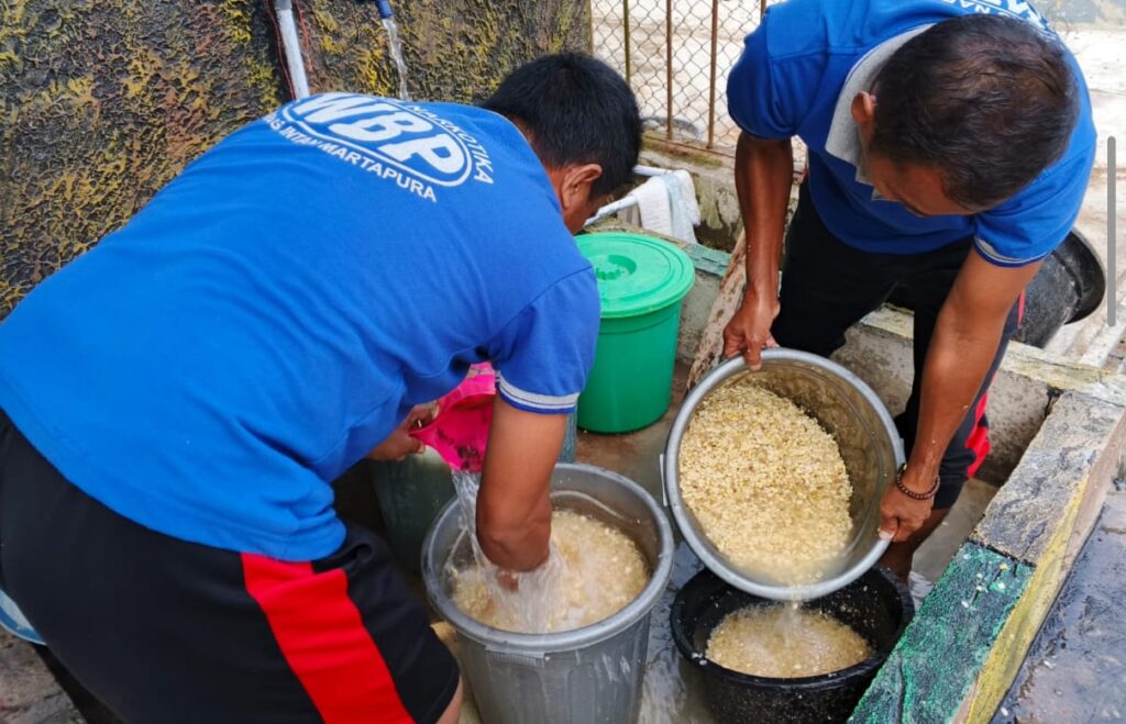 WBP Lapas Narkotika Karang Intan Produksi Tempe Di Sarana Asimilasi Dan Edukasi