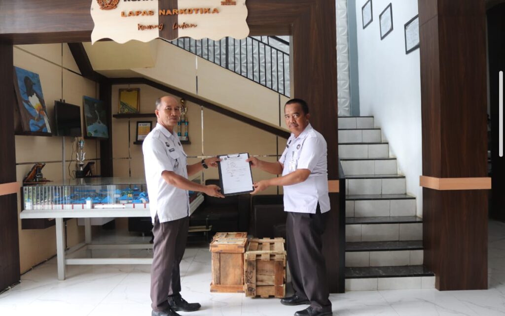 Lapas Narkotika Karang Intan Pastikan Kelayakan Peralatan Pengamanan Melalui Serah Terima Gembok